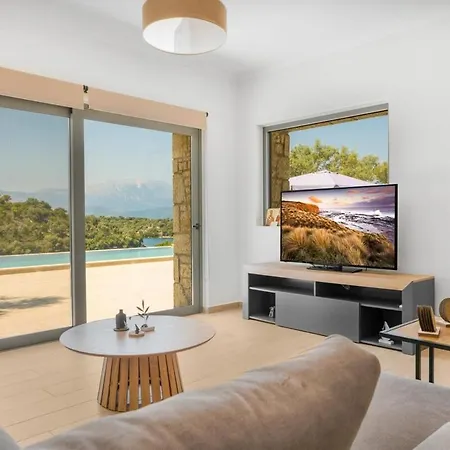Chriselia - 3 Bedrooms With Sea Access Вилла