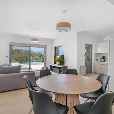Chriselia - 3 Bedrooms With Sea Access Вилла *