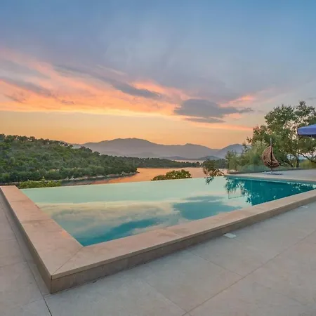 Chriselia - 3 Bedrooms With Sea Access Вилла