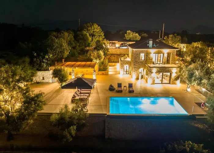 Chriselia - 3 Bedrooms With Sea Access Villa *