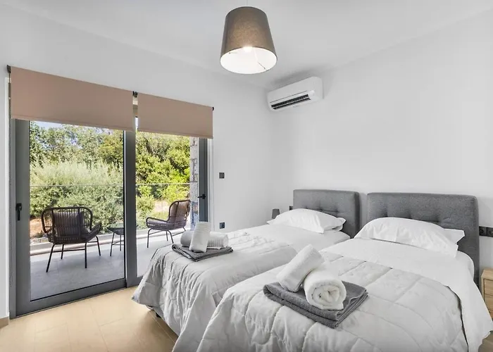 Chriselia - 3 Bedrooms With Sea Access *