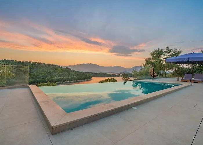 Chriselia - 3 Bedrooms With Sea Access Villa